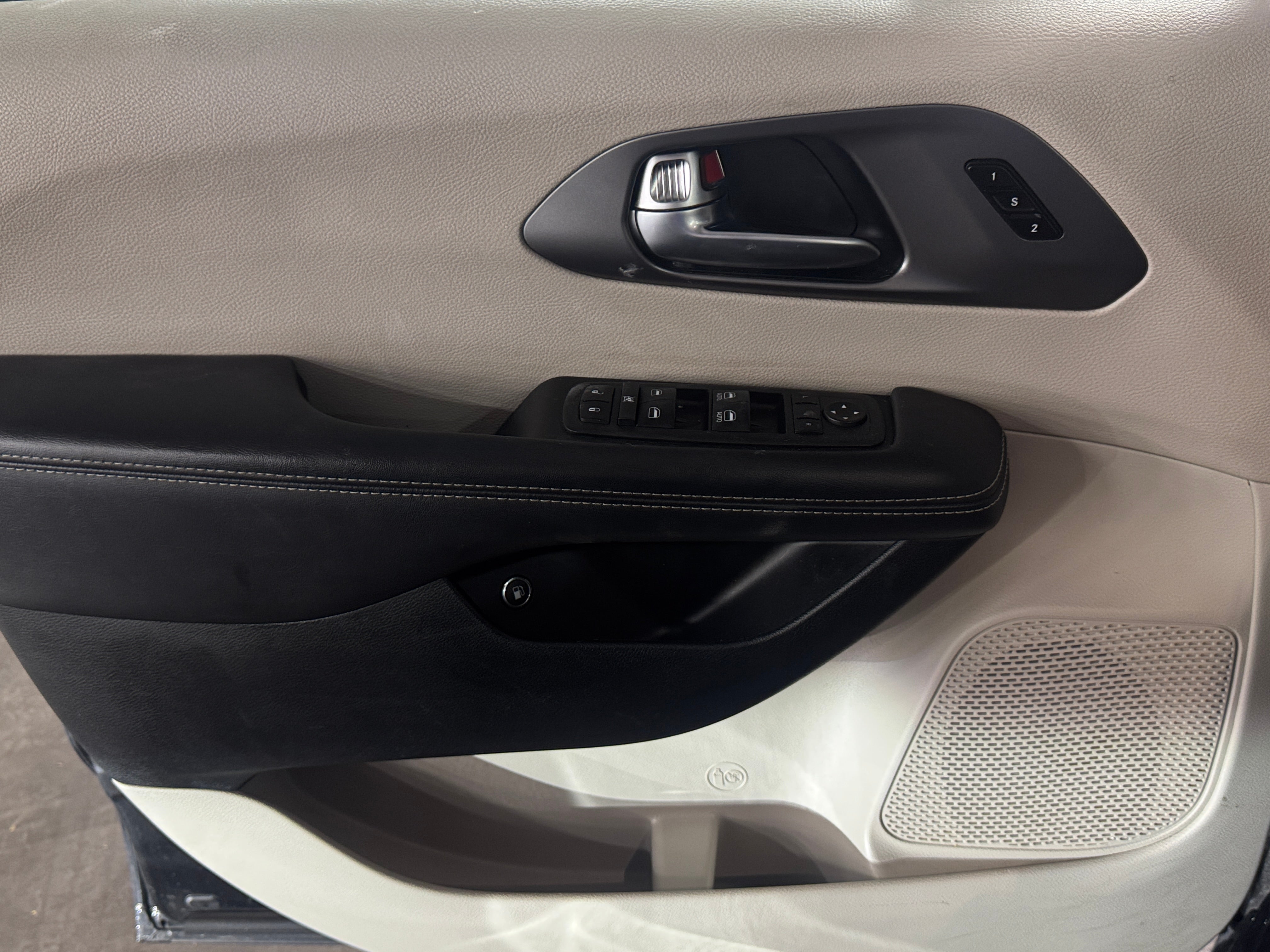 chrysler pacifica hybrid 2023 2C4RC1L7XPR611621 image chrysler pacifica hybrid 2023 2C4RC1L7XPR611621 image